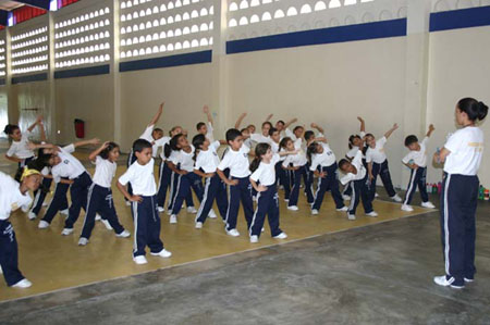 Gimnsasio, estudiantes practicando gimnasia